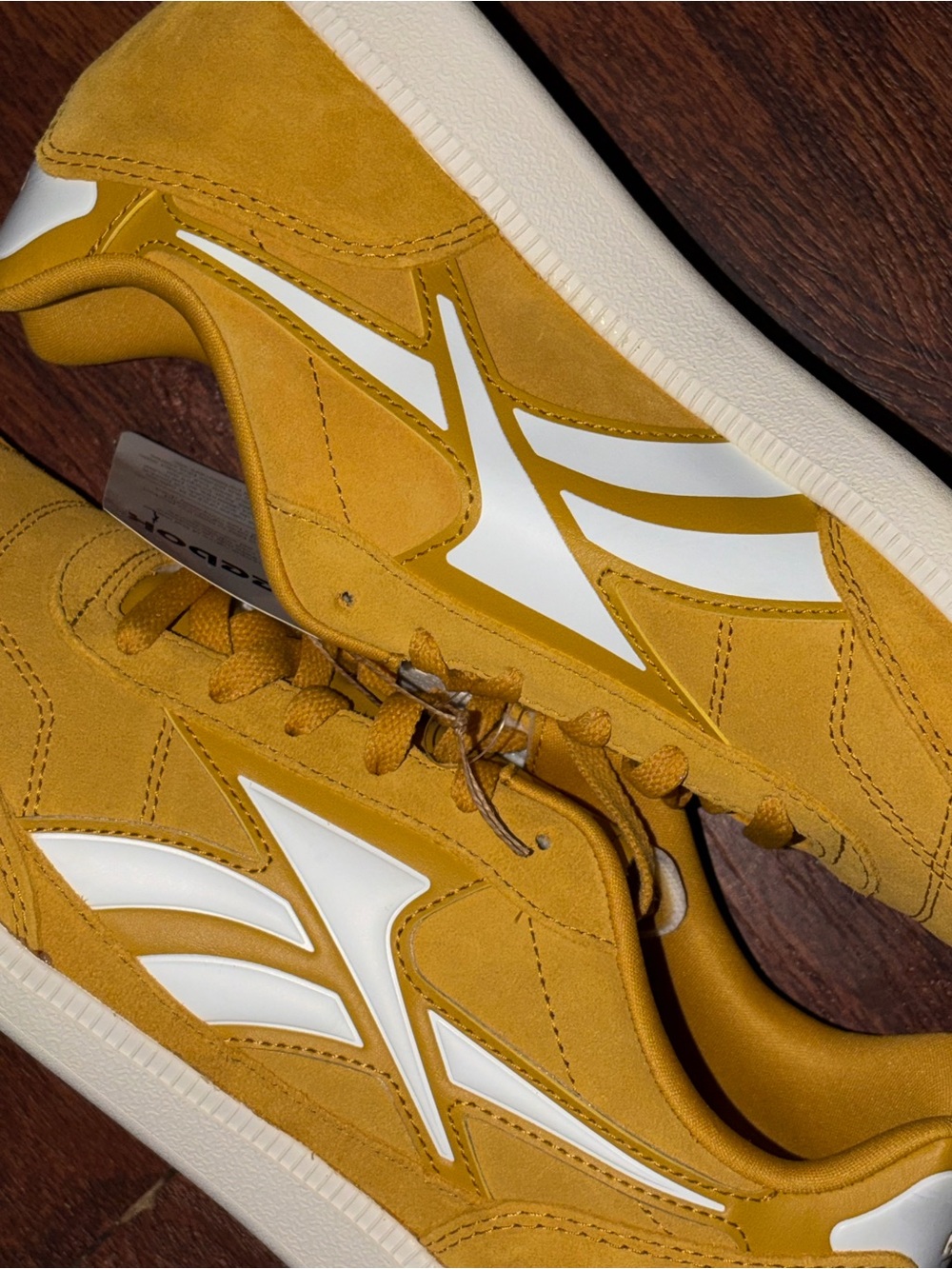 Reebok size 10.5 - Picture 3 of 11